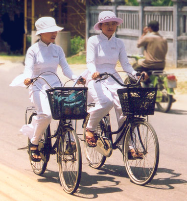 girls wearing Ao Dai