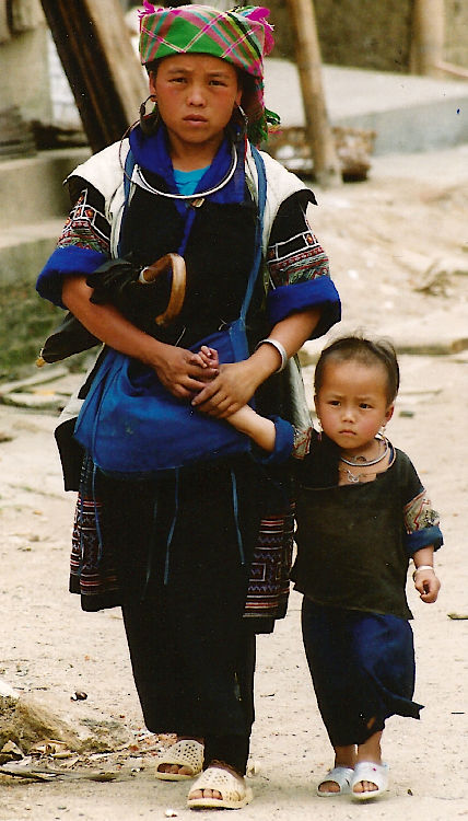 Hmong girl in Tu Le